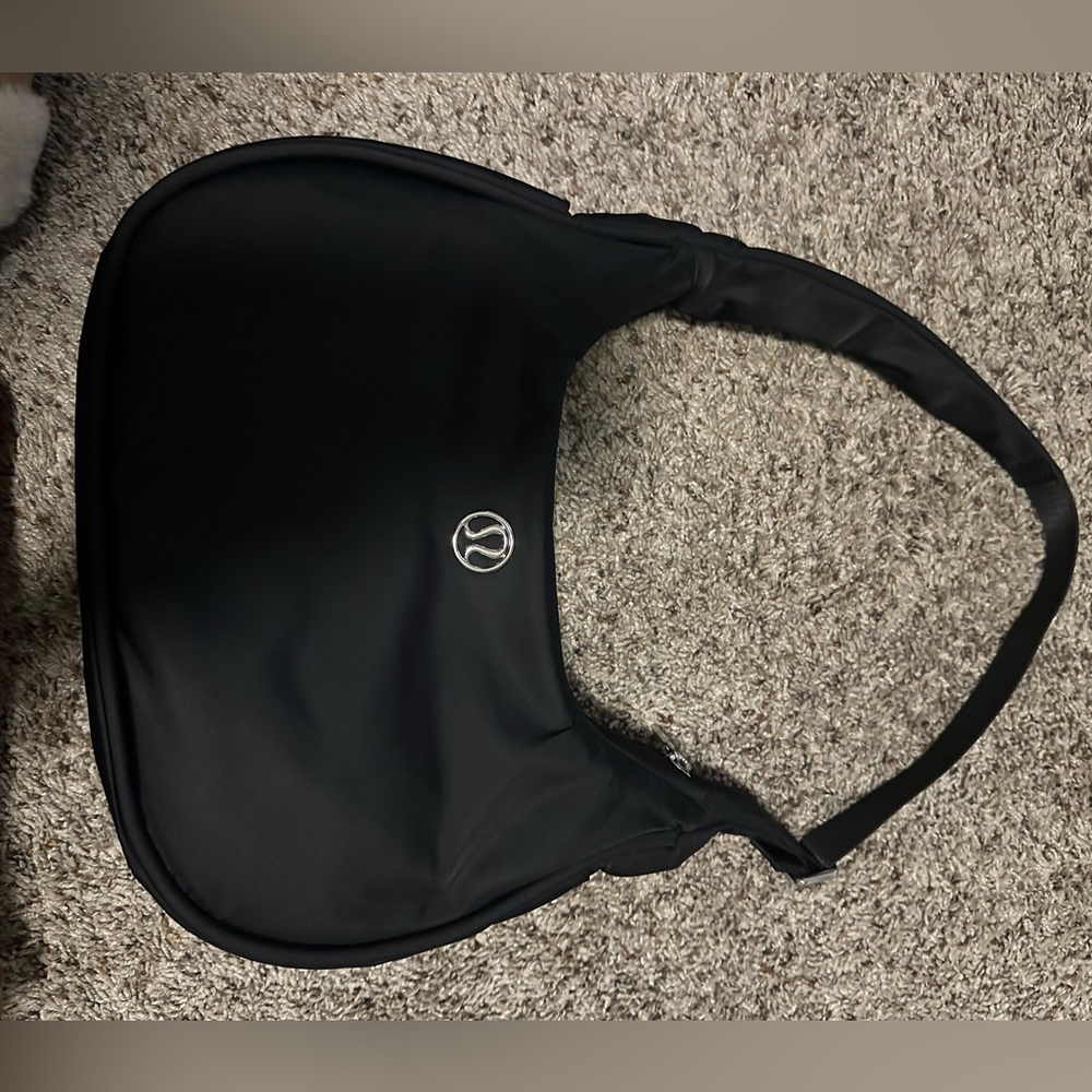 Lululemon mini shoulder bag 4L.